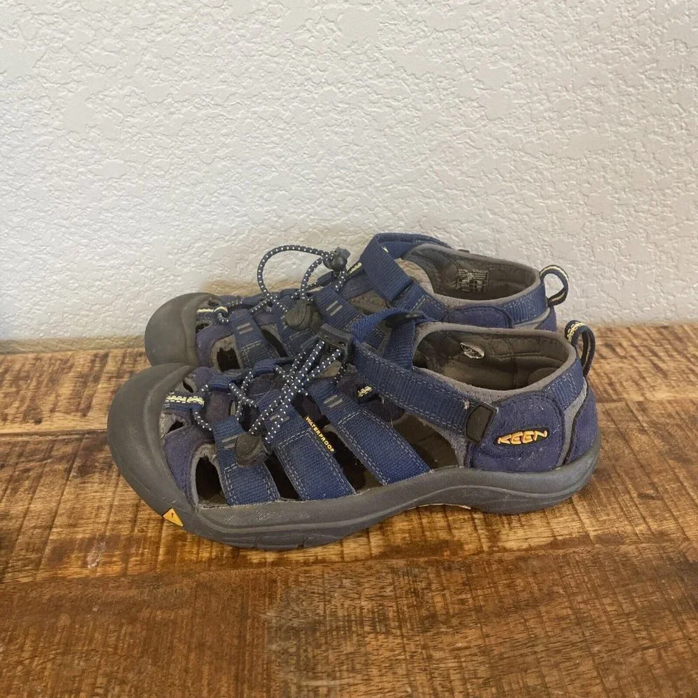 Keen Youth Newport H2 Sandals Water Shoes Size 5 Kids Boys Athletic Waterproof